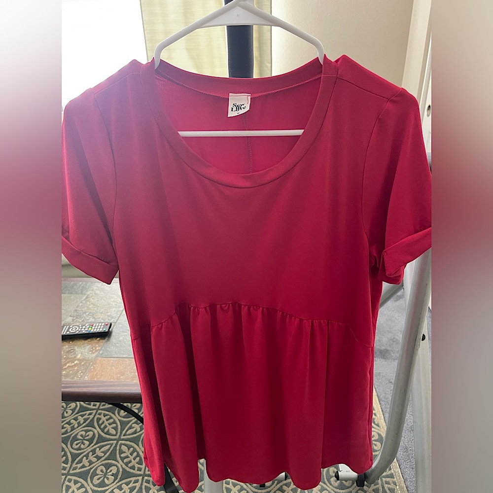 Red Cute Ladies Top, size medium. Washed 1 time Never worn